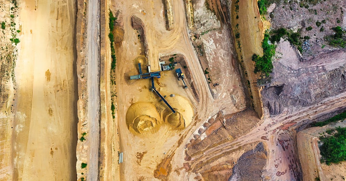 Vue aérienne d'une mine à ciel ouvert en Afrique du Sud avec des infrastructures modernes