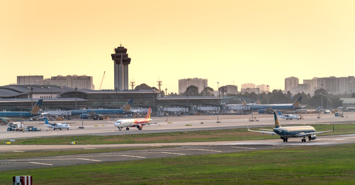 Vue aérienne d'un aéroport avec plusieurs avions au sol au crépuscule