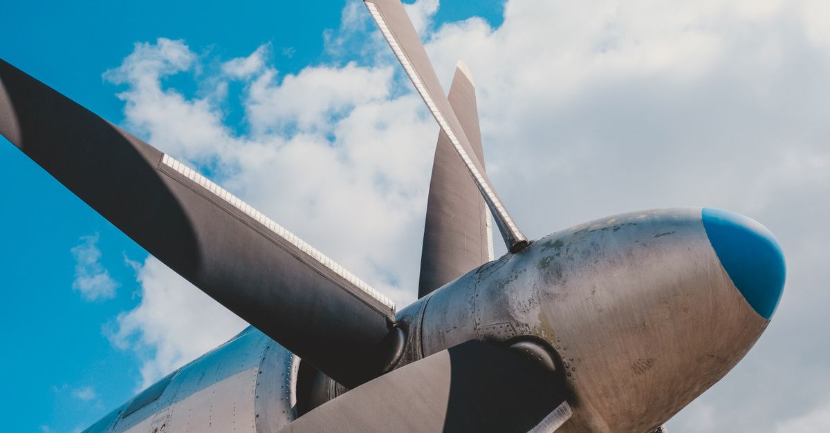 Moteur d'avion moderne en gros plan avec un ciel bleu en arrière-plan