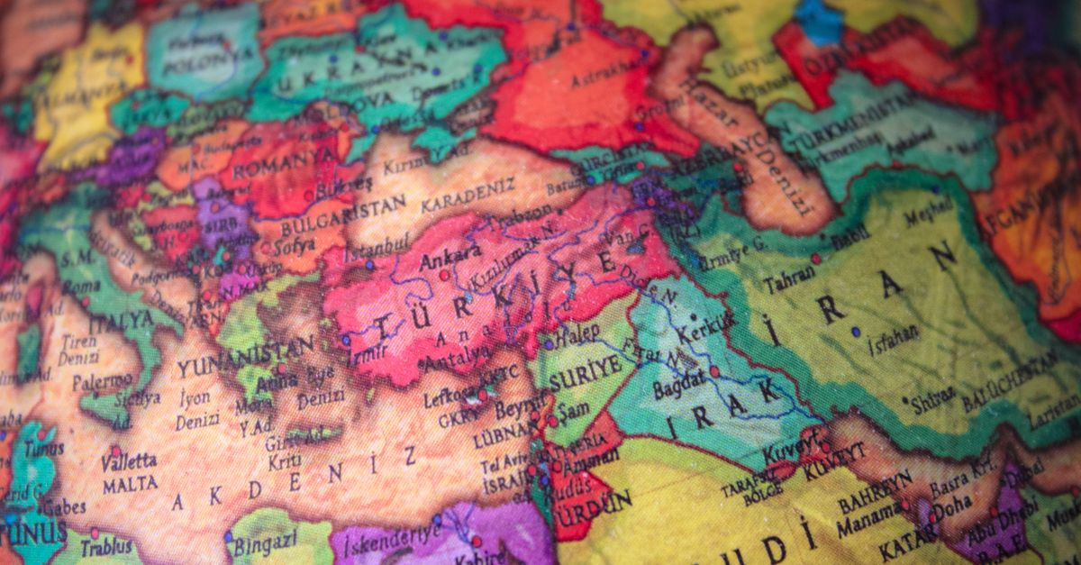 Carte du Moyen-Orient avec des symboles d'investissement et d'IA superposés