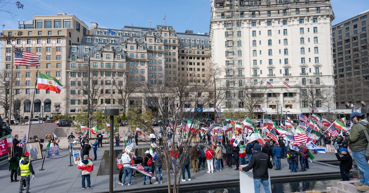 Drapeaux américain et iranien côte à côte, symbolisant la tension géopolitique