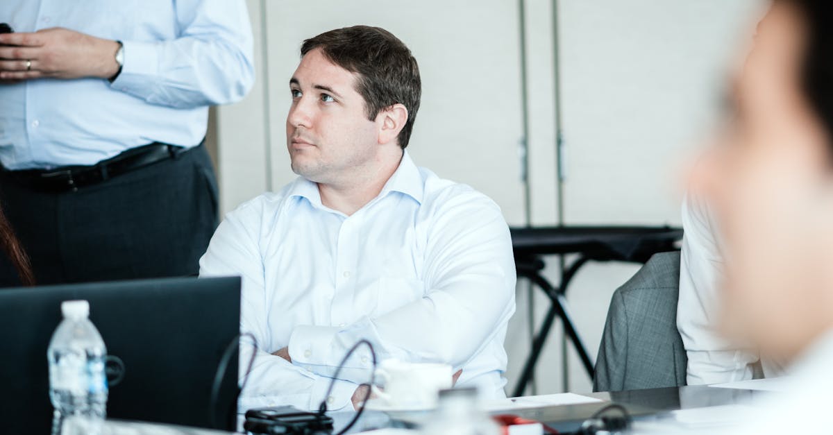 Michael Saylor, PDG de MicroStrategy, regardant des graphiques financiers