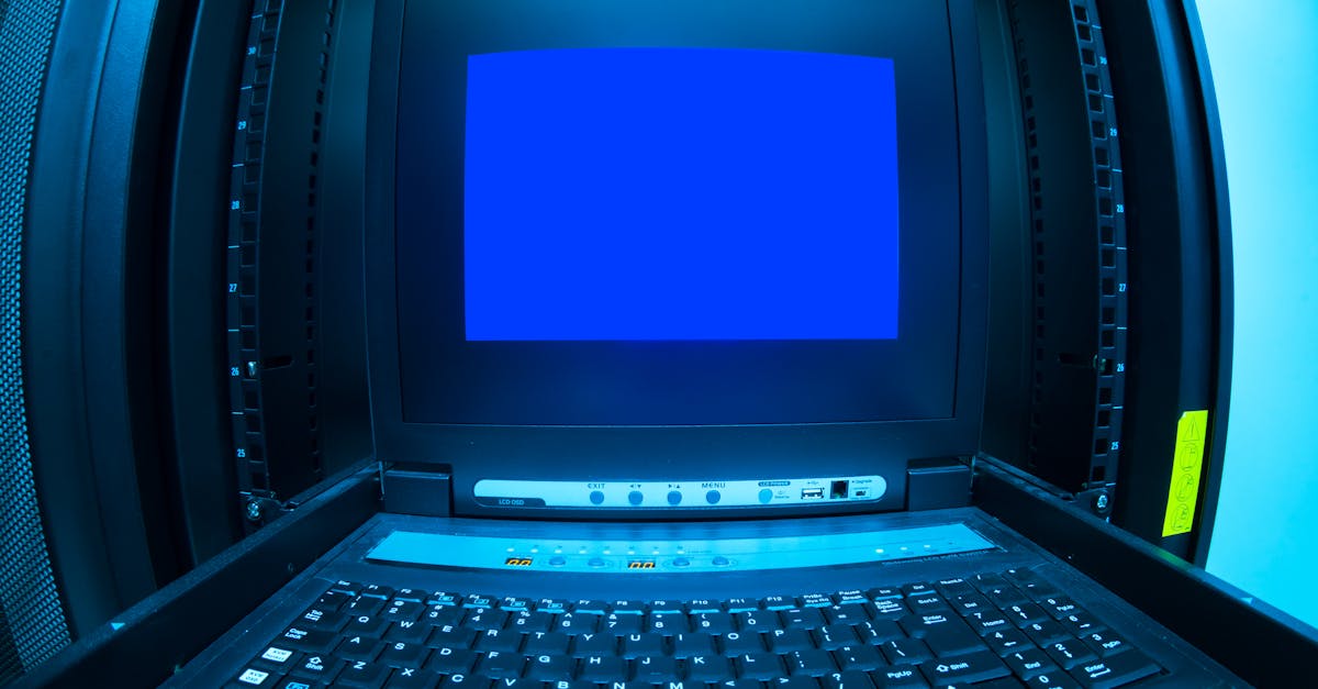 Un panneau 'No Data Center' devant une maison modeste